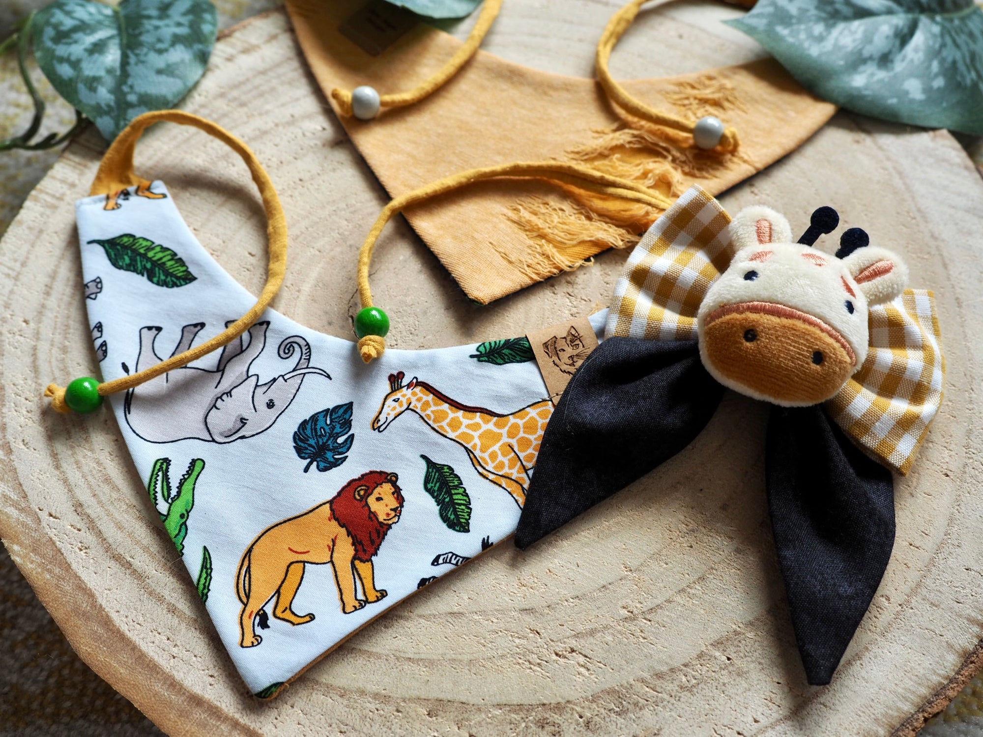 Hundeaccessoires und Katzenaccessoires mit Löwe, Giraffe und Elefant